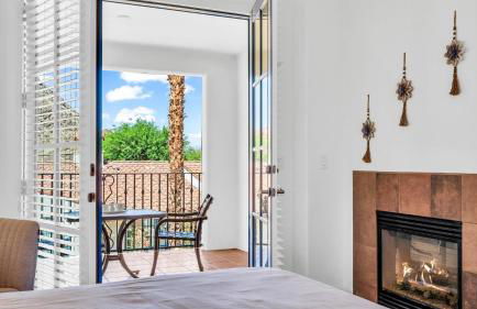 LV009 Private Upstairs Studio w Mountain Views - Photo 9