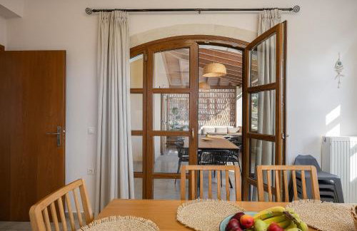 Ilys Home, a Country-chic Retreat with Pool & BBQ, By ThinkVilla - Photo 43