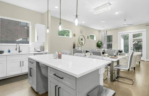 Gray Lux Hse 3BR 3 and half Ba MedCenter DownTWN HotTub - Photo 27