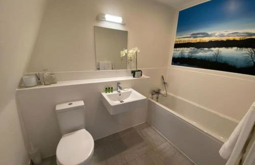 HM111 Penthouse Apartment with Lake View & free Spa Access- Lower Mill Estate Cotswolds - Foto 16