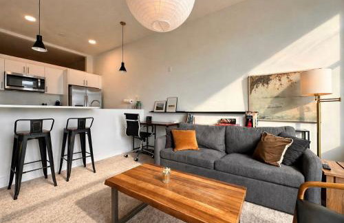 Modern 1BR Apt with Rooftop, Gym, and Parking - Foto 8