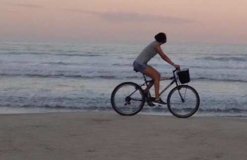 Casa aconchegante térrea à 3min de carro do centro e praia central - Foto 22