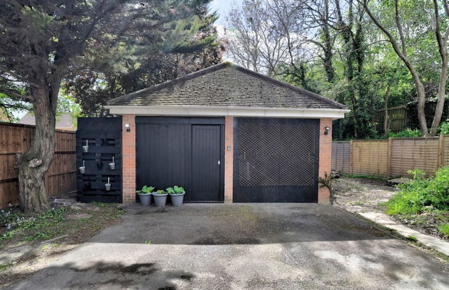 Cozy Guest Lodge With a Large Secluded Garden - Photo 20