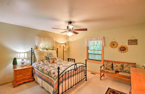 Andrews Cabin with Game Room and Covered Porch! - Foto 16