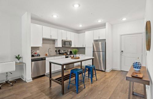 Trendy 1BR Apt with King Bed Pool Gym and Close to Beach - Foto 26