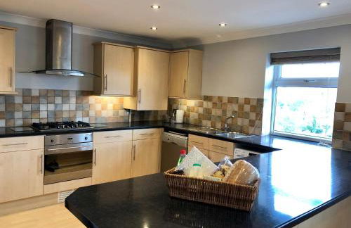 AB - Top floor 2 bed modern town centre apartment with parking for one vehicle - Foto 7