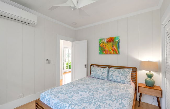 Gorgeous Renovated 1937 Plantation Style Beach House 50 Steps To The Center Of The Beach 5 Bedroom Home by RedAwning - Foto 2