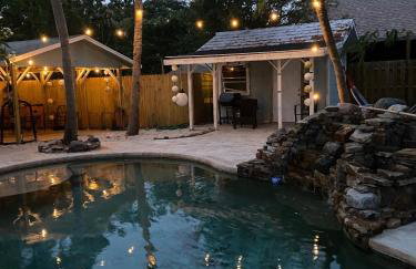 Tropical PoolHome Walk to Shops Near Beach - Foto 69