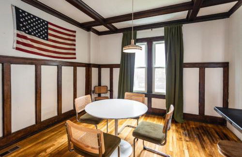 Luxe Mid-Century Styled Historic Townhouse #1 - Foto 29