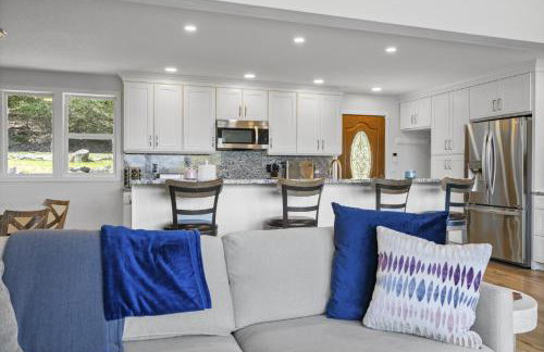 Beautiful Torch Lake House with Beach Access home - Foto 68