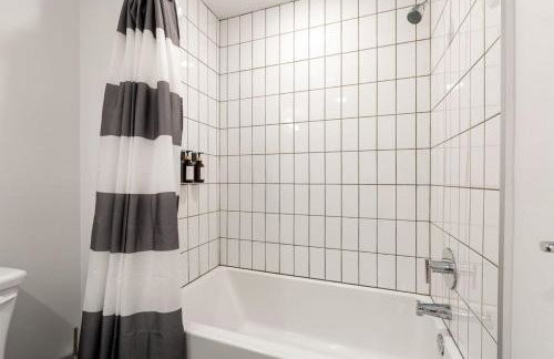 Chic and Cozy Home, Walk to Little Tokyo with Parking - Foto 21