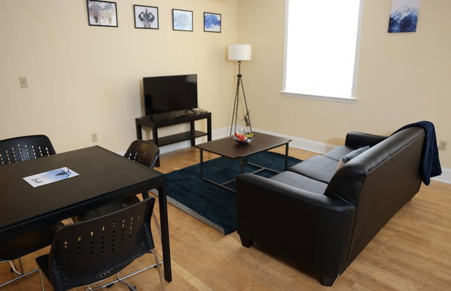 University Retreat With Plenty of Restaurants Nearby - Photo 1