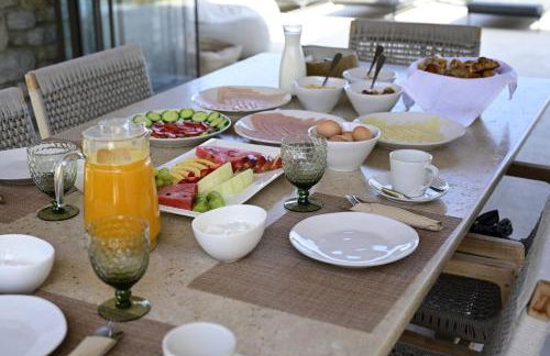 Bonzoe Suites & Villas - Photo 3