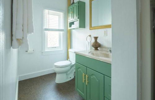 Postmodern Penthouse 1 Min Walk Dining and Shops - Photo 16