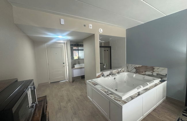 Lighthouse Inn & Suites - Photo 68