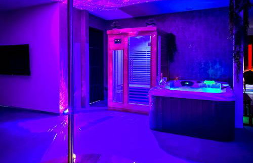 Love room jacuzzi La Villa Des Charmes - Photo 9