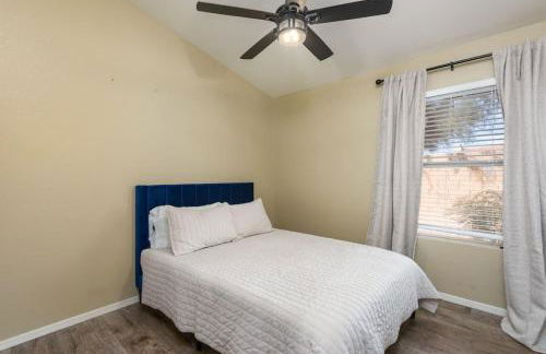 Luxe Desert-Chic 3BR with Heated Pool, Spa, and Grill - Foto 34