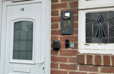 Giga Residential 4 Bedrooms, 8 guests , Near City Centre, Arcade Machine, Sky TV, Netflix, Free Wifi, Free Parking - Foto 7