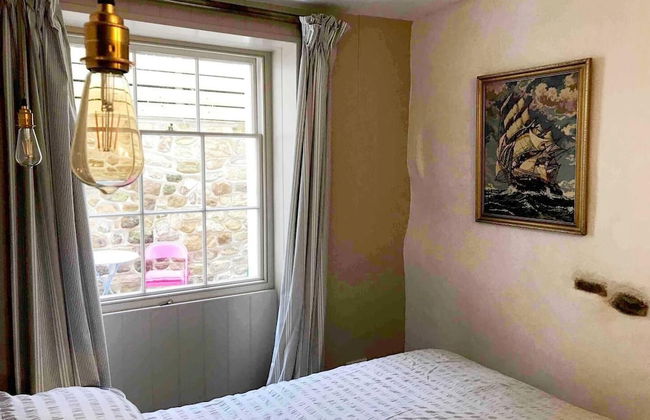 Beachfront Apartment With Woodburner & Courtyard - Photo 2