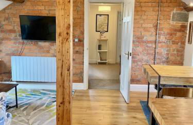 Windows over Stroud - 2BR Penthouse in Historic Building - Foto 12