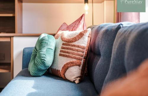 Spacious 5-bedroom Contractor House Sleeps 7 with Parking by PureStay - Foto 35