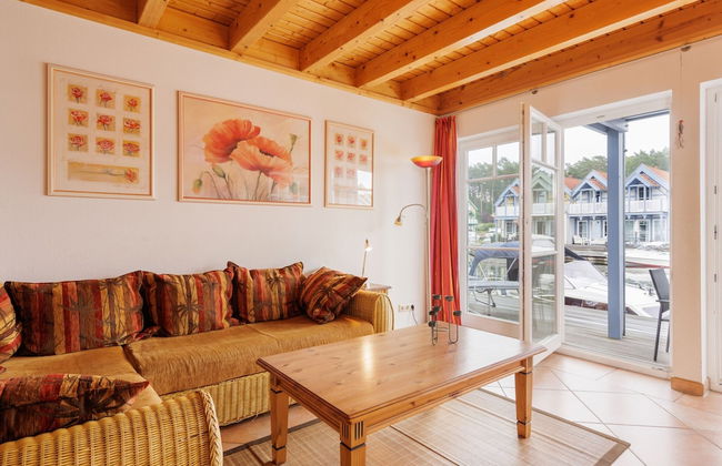 Cozy Holiday Home with Wood Burning Stove near Water - Foto 6