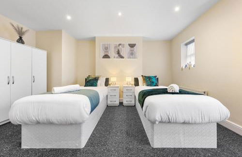 Spacious London 2-Bed Flat with a King Bed-Save on Long Stays-5 Separate Beds- Parking Available! - Foto 18