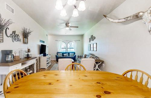 Blue Casa Rio | Riverfront Oasis with Private Beach, Deck & Fire Pit - Foto 10