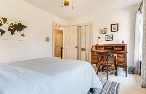 4,100-Sq-Ft Gem with Pool Table and Yard in Raleigh - Foto 17