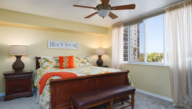 Immaculate Gated Community Condo - Just Across The Street From The Beach! 2 Bedroom Condo by RedAwning - Foto 5, Habitación