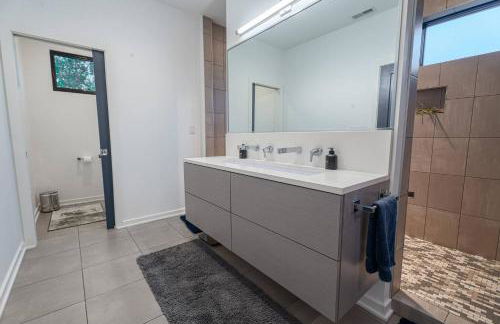 3 bed 3 bath Modern Luxury Home with Hot Tub and Rooftop Patio - Foto 60