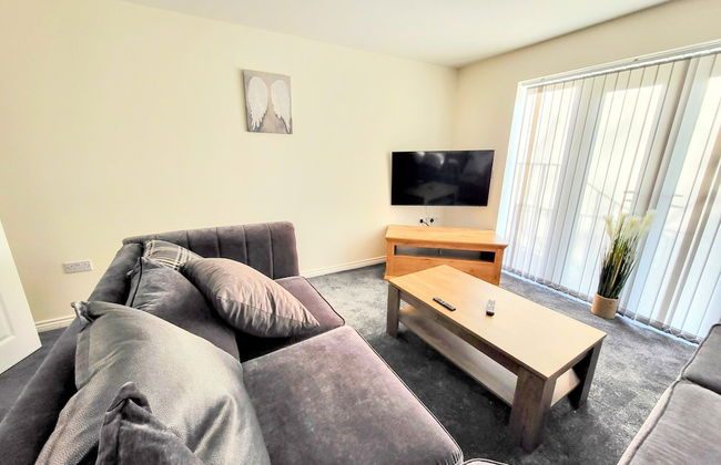 Large Modern House with Parking - Photo 53