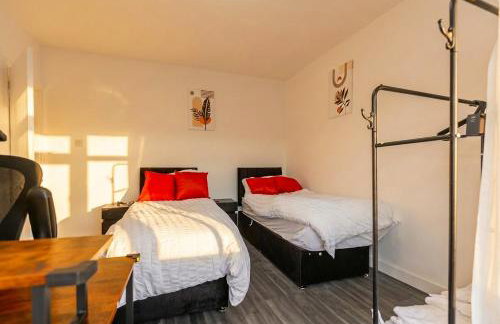 Spacious 3-Bed Home for 8 | Free Parking & Garden - Foto 4