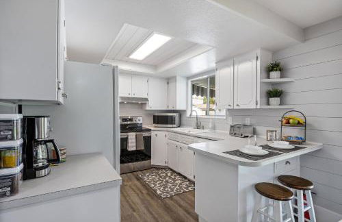 KING BED/Fresh Home/Seperate Big Screen Rooms/Park - Photo 22