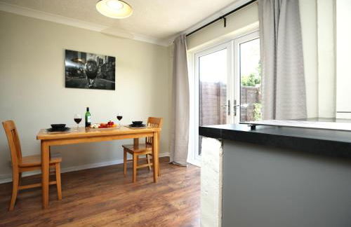 Homely ! Perfect for Contractors and Guests with Private off street parking - Foto 55