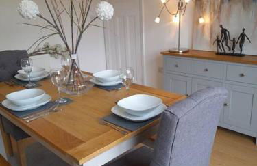 Doctors lane Stylish 3 Bedroom contractor Family House with Parking - Photo 4