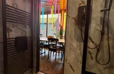 The Funky Hideaway with Hot Tub - Foto 11