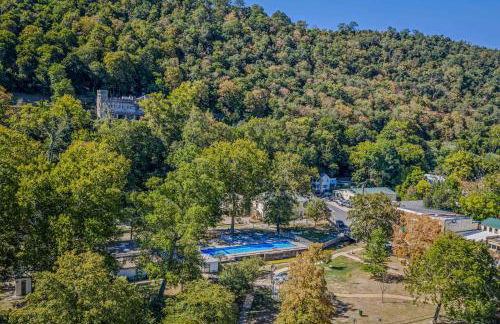 The Manor - Historic Mansion, Wifi, Covered Porch, Screen Porch, King Bed, Walk to Spas, Shops & Restaurants - Foto 99