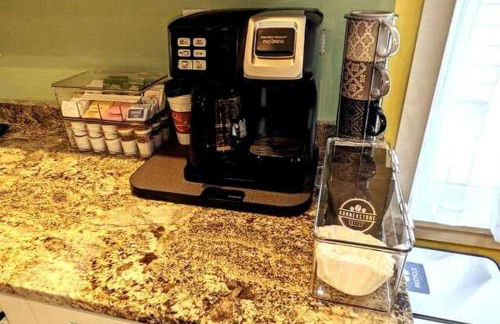 Walkable Elmwood Cottage, No Chores 2Bath 2BR 2Car - Foto 8