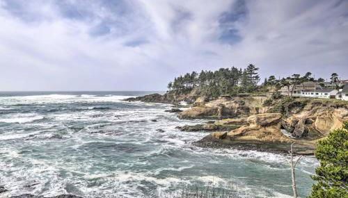 The Moby House Coastal Retreat with Ocean Views & Hot Tub - Foto 2