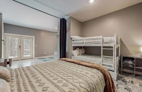 Lakefront Cabin Sleeps 14 - 2 Level Dock - Sun Deck - Foto 20