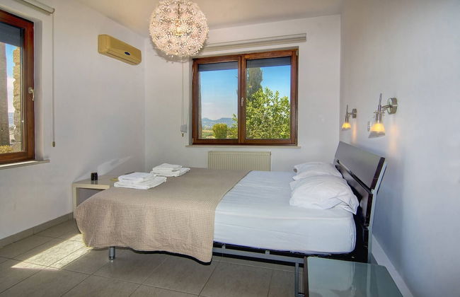 Incredible Large Villa In Paphos Sleeps 14 Children Pool, Jacuzzi, Huge Garden - Foto 2