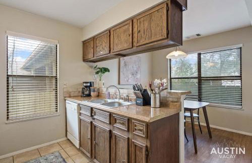 Walk to Zilker Patio w a View Elevated Balcony - Photo 15