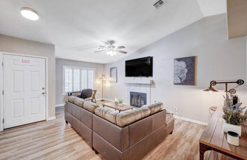 Cozy Getaway with King Bed, BBQ & Spacious Backyard - Photo 21