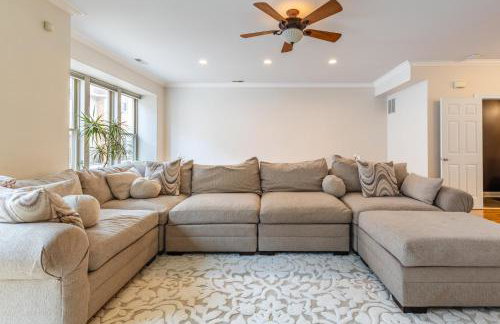 Windy City Getaway - 3BR 2BA Chicago Townhouse home - Photo 2