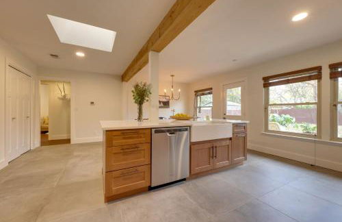 6 Mi to Dtwn Austin Home with Screened Porch and Yard - Foto 12