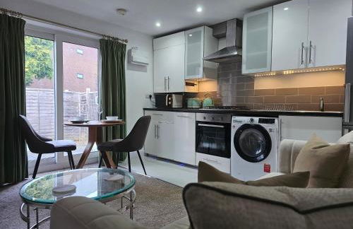 StayZen Apartments - Private Garden & Free Parking Ground Floor Central Woking - Business & Leisure - Photo 16