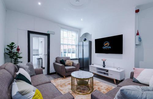 Spacious 5 bedroom house near Leeds City Centre sleeps 12 suits contractors with free parking - Foto 1