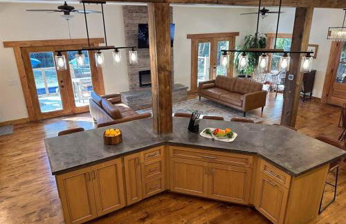 Secluded with Hot tub, Pool table, Arcade, Fishing andTheater Room - Photo 4