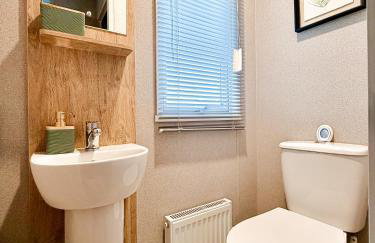 The Retreat - An Luxurious Caravan in Towyn, Wales - Photo 20